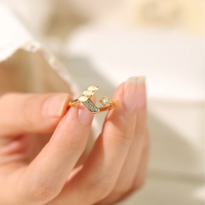 Anello regolabile dorato con pietre occhio di gatto e zircone a stella scintillante