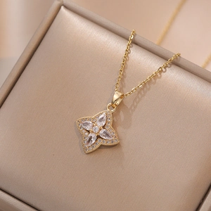 Collier trèfle élégant plaqué or 18 carats avec pétales en zircone dans un écrin à bijoux