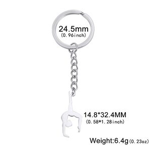 Porte-clés gymnaste en acier inoxydable avec dimensions précises sur fond blanc propre
