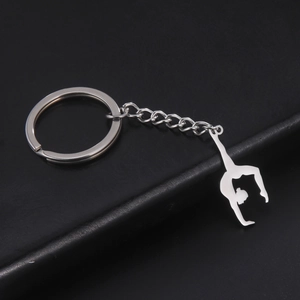 Vue détaillée du porte-clés pendentif gymnaste en finition acier inoxydable poli
