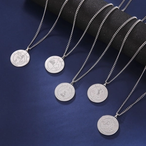 Collier avec pendentif signe du zodiaque en acier inoxydable sur présentoir noir chic