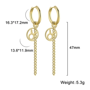 Vue détaillée des boucles d'oreilles zodiaque Taureau en acier doré avec chaîne et tailles