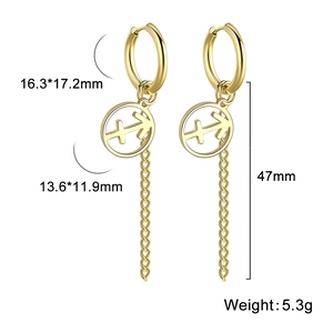 Détail de boucles d'oreilles Sagittaire dorées avec spécifications de taille et chaîne