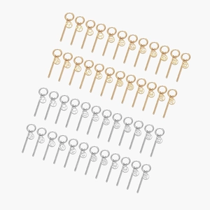 Détail de douze breloques du zodiaque sur boucles d'oreilles à pompon en acier inoxydable