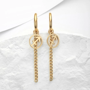 Vue détaillée des boucles d'oreilles zodiaque Sagittaire dorées avec chaînes à pampilles