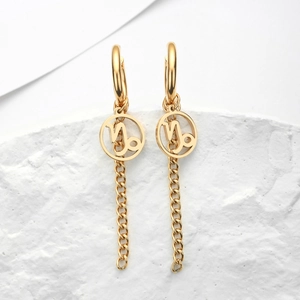 Vue détaillée de boucles d'oreilles Capricorne dorées avec de longues franges de chaînes