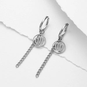 Vue détaillée du pendentif zodiaque Vierge en argent avec frange de chaîne élégante