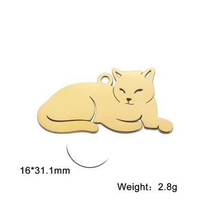 Dettaglio ciondolo a gatto in oro lucido con dimensioni 16x31,1mm e peso di 2,8g