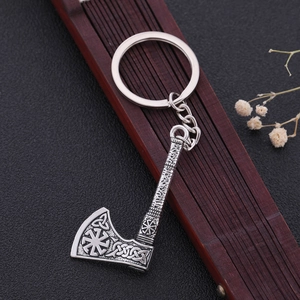 Viking Axt Schlüsselanhänger mit Keltischem Knoten und Kolovrat Symbol auf Fächer