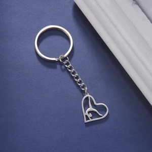 Porte-clés en acier inoxydable poli avec pendentif en cœur et silhouette de gymnaste