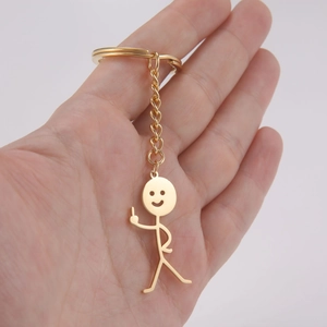 Divertente portachiavi con omino doodle in acciaio inossidabile dorato tenuto in mano