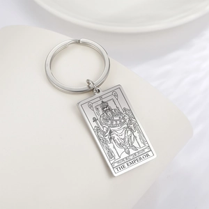 Détail du porte-clés en acier argenté avec gravure de la carte de tarot IV L'Empereur