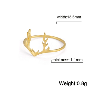 Macro delle dimensioni dell'anello minimalista in acciaio dorato a forma di corna di cervo