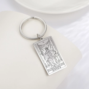 Détail du porte-clés en acier inoxydable argenté avec motif de carte de tarot Justice