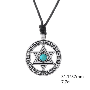 Vue détaillée du pendentif hexagramme avec pierre verte, mesurant 31,1 sur 37 mm