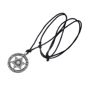 Gros plan du pendentif hexagramme en alliage d'argent avec gravures mystiques