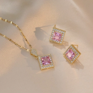 Elegantes Schmuckset aus Gold-Titanstahl mit rosa quadratischem Zirkonia-Anhänger
