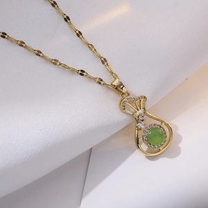 Elegante goldene Glücksbeutel-Halskette mit grünem Edelstein und Zirkonia-Akzenten