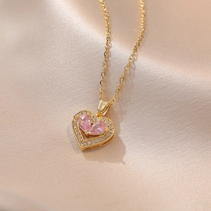 Collana con ciondolo a cuore rosa in oro e zirconi su seta color champagne