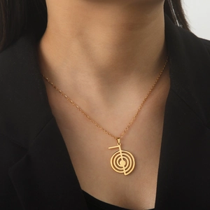 Elegante goldene Edelstahlhalskette mit Cho-Ku-Rei-Spiralanhänger an einem Modell