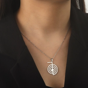 Nahaufnahme des Cho Ku Rei Spiralen-Anhängers aus Edelstahl an einem Modell in Schwarz