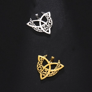 Detailopname van zilveren en gouden Keltische maan-knoop hangers van roestvrij staal