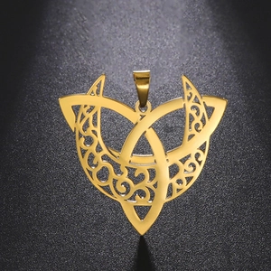 Gouden triquetra hanger met Keltische patronen op een zwarte achtergrond