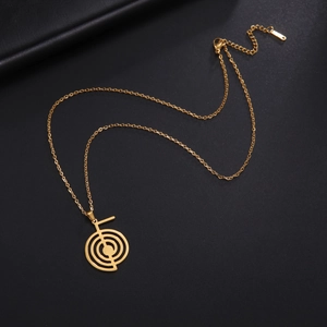 Makroaufnahme der vergoldeten Cho-Ku-Rei-Reiki-Symbol-Halskette auf schwarzem Ledergrund