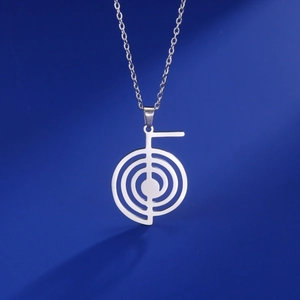 Makro-Detail des Cho-Ku-Rei-Spiralsymbol-Anhängers an einer feinen Edelstahlkette
