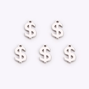 Détail de cinq breloques en acier inoxydable poli en forme de dollar pour bijoux DIY
