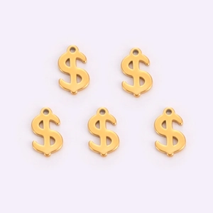 Vue macro de cinq breloques signe dollar en acier inoxydable doré pour bijoux DIY créatifs