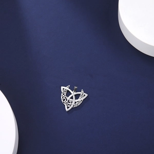 Detail van zilveren roestvrijstalen maanhanger met holle Keltische patronen en glanzende afwerking
