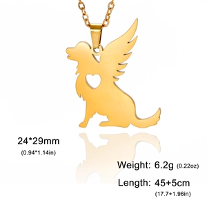 Vue détaillée du pendentif chien ange avec cœur, taille 24x29mm et chaîne 45+5cm