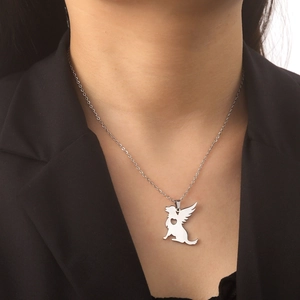 Détail du collier chiot ange avec découpe cœur sur pendentif en acier inoxydable argent