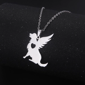 Collier en acier inoxydable avec pendentif chien ange et cœur ajouré sur support noir