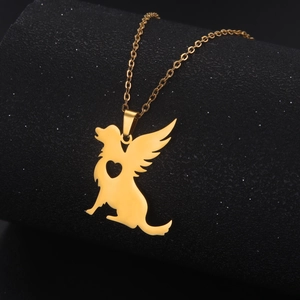 Macro de pendentif chien ange doré poli avec découpe cœur sur une chaîne en acier inoxydable