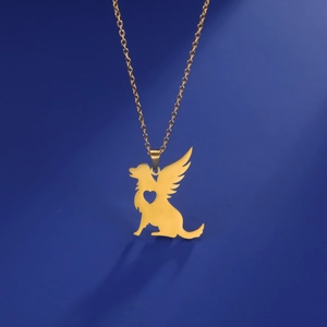 Détail macro d'un pendentif chien ange doré avec découpe en cœur sur fond bleu foncé