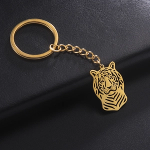 Gros plan sur un porte-clés tête de lion doré punk avec détails en métal ajouré