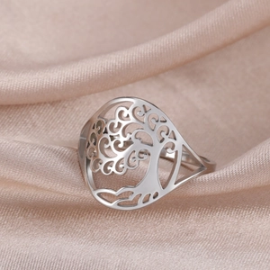 Anello vintage in acciaio inossidabile con albero della vita su sfondo di raso champagne