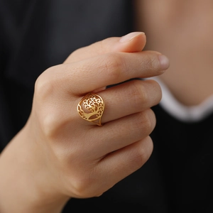 Anello albero della vita traforato in acciaio inossidabile dorato, indossato da modella