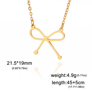 Detail van gouden strik hanger ketting met afmetingen en 5cm verstelbare verlenging