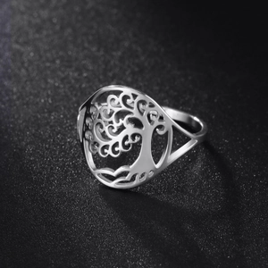 Dettaglio macro del design intagliato dell'albero della vita su anello in acciaio