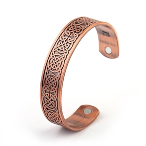 Dettaglio macro del bracciale in rame con nodi celtici e magneti per magnetoterapia