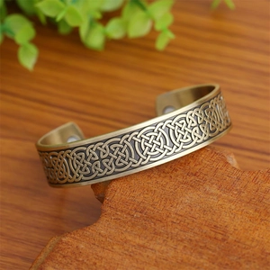 Bracciale rigido a magnetoterapia vintage con nodo celtico nordico in bronzo antico