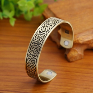 Bracciale vichingo nordico con motivi a nodi celtici in finitura bronzo antico