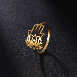 Détail de la bague en acier inoxydable doré avec motifs évidés Hamsa et Lotus