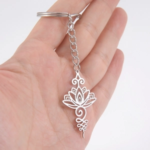 Porte-clés mandala lotus en acier inoxydable argenté avec gravure creuse sur la main