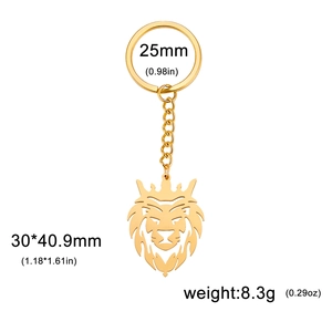 Gros plan du porte-clés tête de lion doré avec couronne et gravure détaillée
