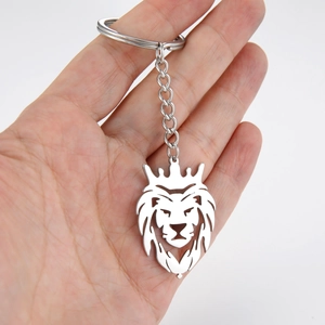 Porte-clés tête de lion en acier inoxydable poli avec couronne sur chaîne et anneau