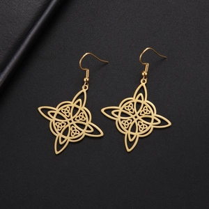 Nahaufnahme der goldenen Edelstahl-Ohrringe mit keltischem Hexenknoten-Muster